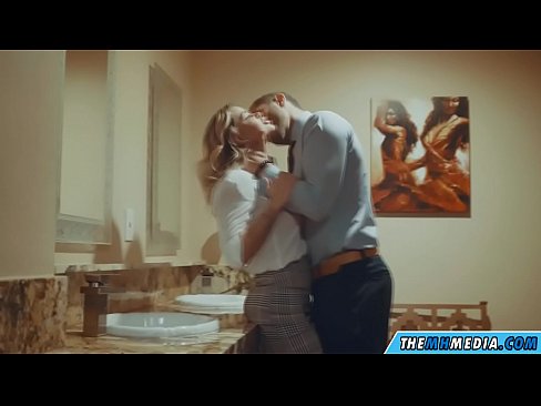 ❤️ As in busty blonde jo ferliedt yn in iepenbier toilet ️ Moaie porno by wy ❤